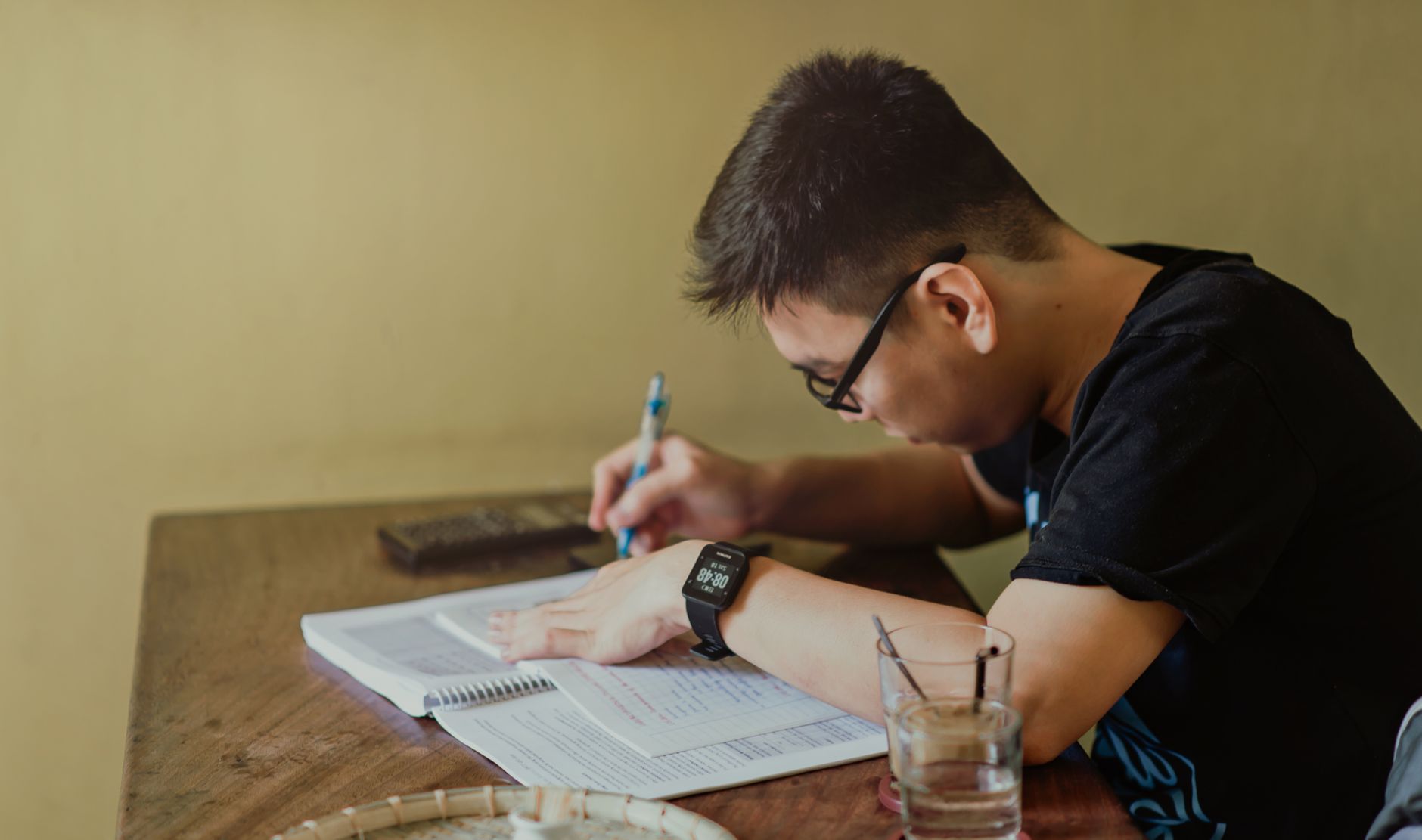 大學收費處櫃檯前排隊嘅學生