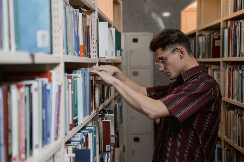 學生在圖書館研究學校資料