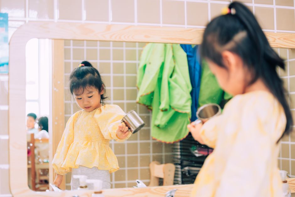 學生對著鏡子練習自我介紹