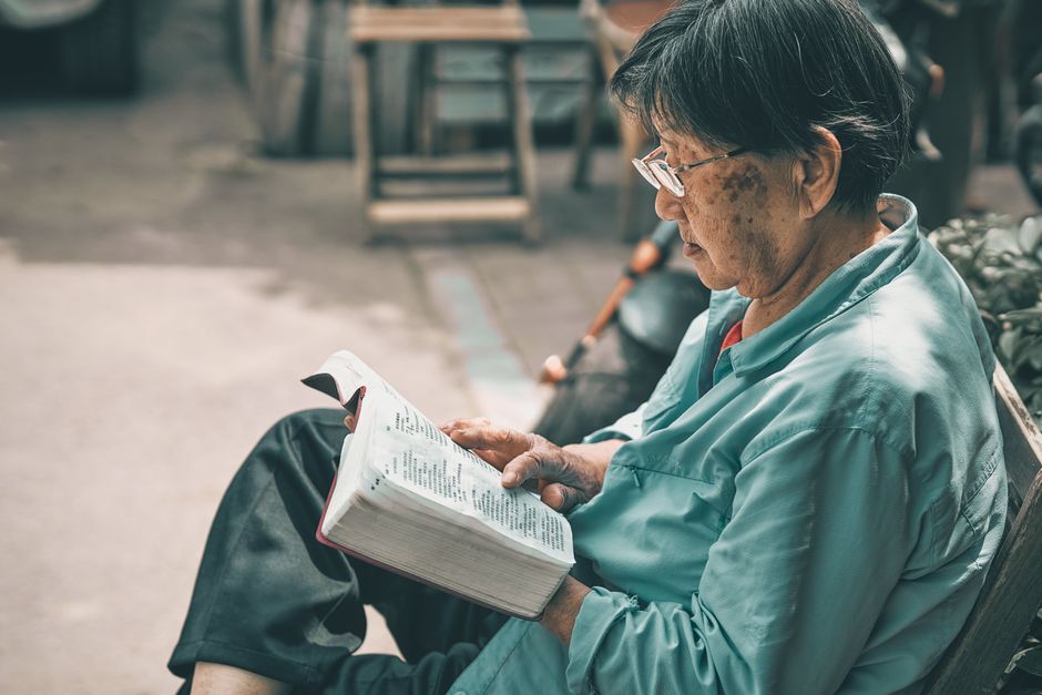 各國留學生手持錄取通知書