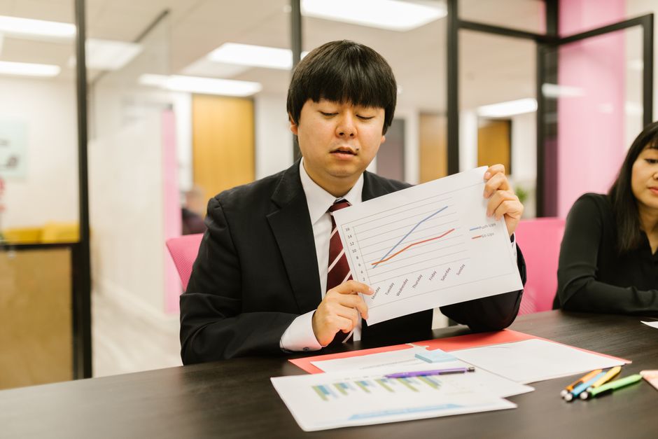 學生在會議中展示量化成果圖表
