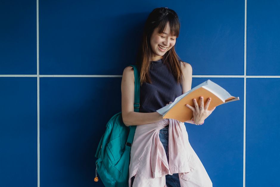 留學生在東京大學校園內查閱獎學金資料