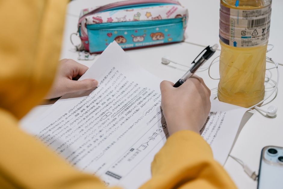 學生在筆記型電腦前寫論文