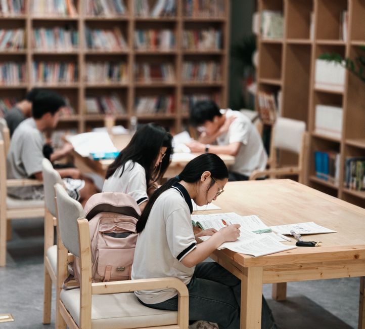 學生在圖書館學習