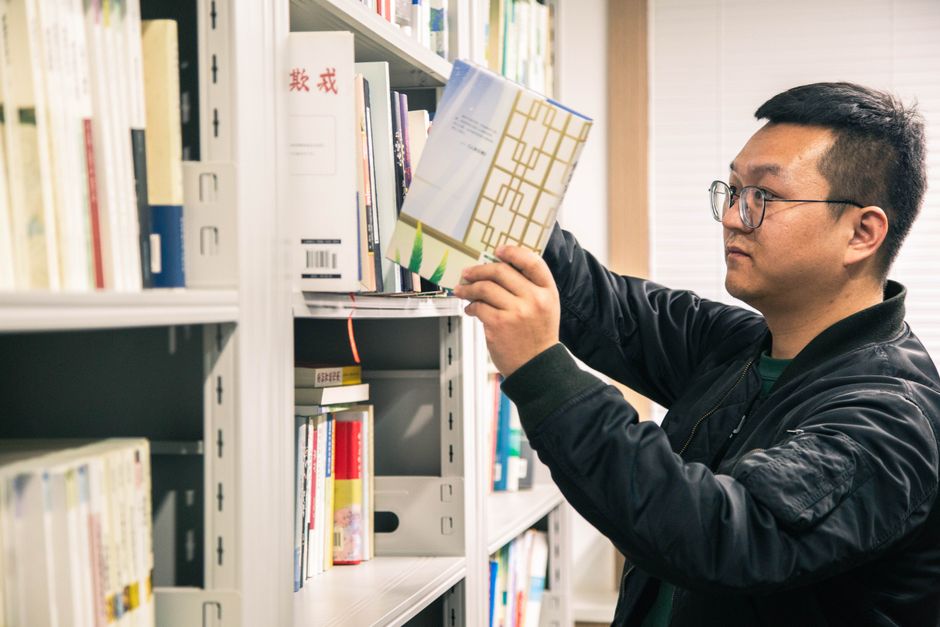 學生在圖書館研讀