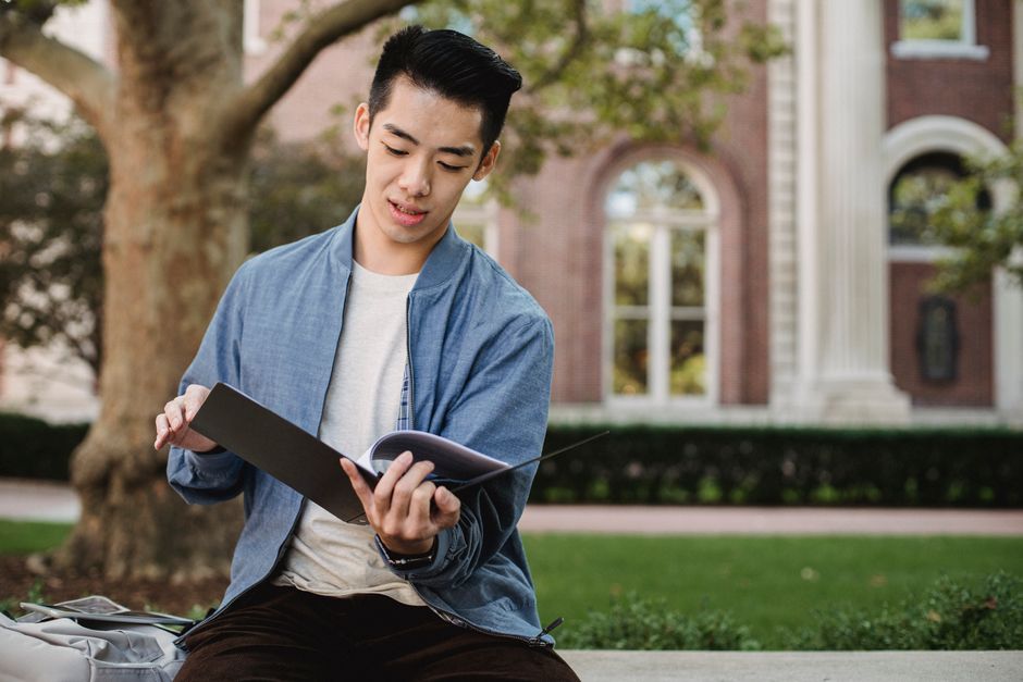 美國大學校園中,學生在圖書館討論獎學金申請